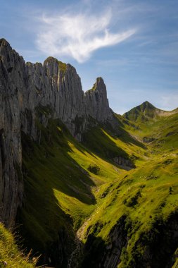 Kreuzberg olarak da bilinen Chruzberg zirvesinin hava görüntüsü, Alpstein 'in doğu ucundaki İsviçre kantonunda yer almaktadır. Staubern 'in yanındaki Saxer Lucke Dağı.