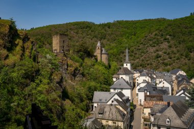 Lüksemburg 'un kuzeybatısındaki küçük Esch-sur-Sure kasabasında, artık bir harabe olan Ortaçağ Şatosu yer almaktadır..