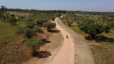 Macera takibi İHA 'sı doğal bir bölgede seyahat ederken çekildi.