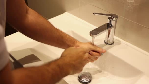 Vídeo Clip Close Caucasiano Homem Lavar Mãos Banheiro — Vídeo de Stock