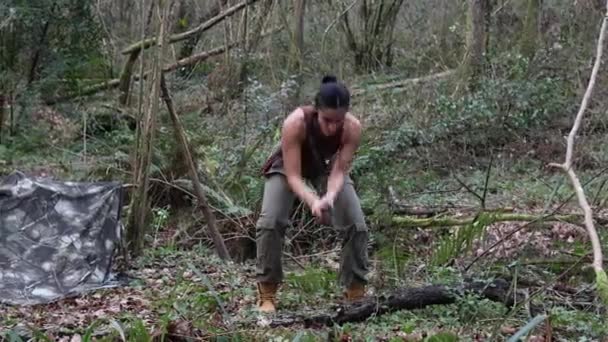 Młody Odkrywca Rąbiący Drewno Lesie Siekierą — Wideo stockowe