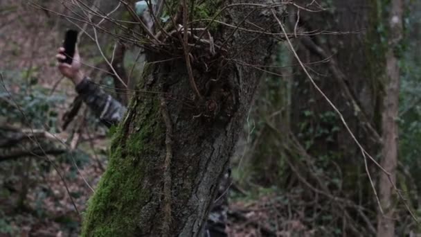 Aventurero Camuflaje Que Busca Señal Celular Forest Footage — Vídeo de stock