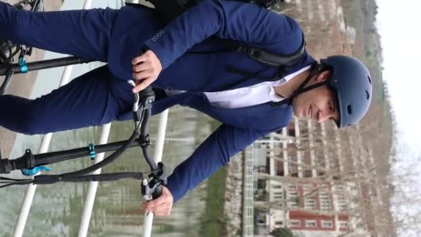 Portrait Vertical Vidéo Gros Plan Capture Homme Affaires Joyeux Enfilant — Video
