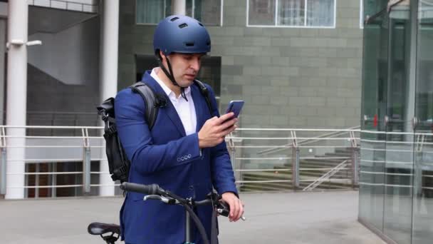 Відео Показує Нервового Бізнесмена Шоломі Поруч Його Велосипедом Тривожно Перевіряючи — стокове відео
