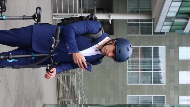 Цьому Відео Нервовий Бізнесмен Чекає Біля Свого Велосипеда Тривожно Дивлячись — стокове відео