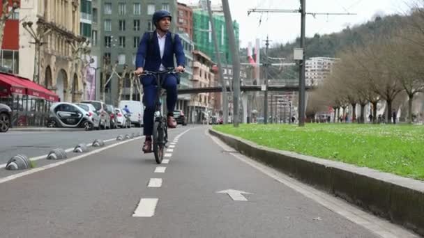 Copyspace Video Muestra Hombre Negocios Traje Casco Bicicleta Cabalgando Hacia — Vídeos de Stock