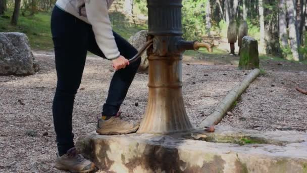 Femme Exploite Poignée Une Fontaine Puisant Eau Douce Potable Pour — Video
