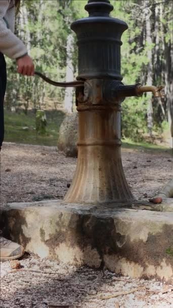 在这个演示视频中 一个女人从喷泉中提取饮用水 她果断地操作水泵的手柄 确保了人类生存的重要资源 — 图库视频影像