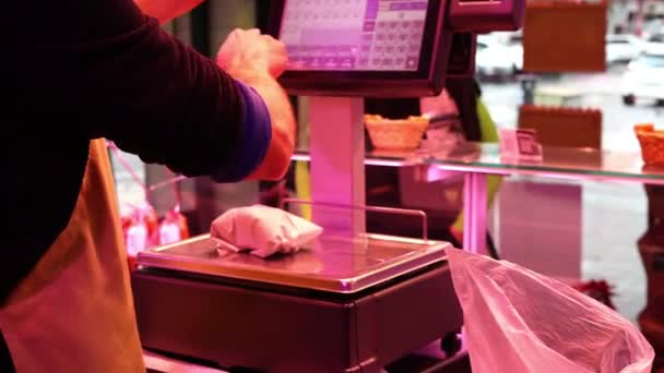 Cette Vidéo Montre Gros Plan Boucher Derrière Pesant Morceau Viande — Video
