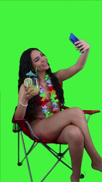 Mladá Latinskoamerická Žena Seděla Plážovém Lehátku Okamžik Zachytila Smartphonem Užijte — Stock video