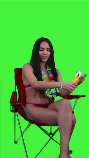 Mujer Hispana Joven Vertical Usando Bikini Sentada Una Silla Playa — Vídeo de stock