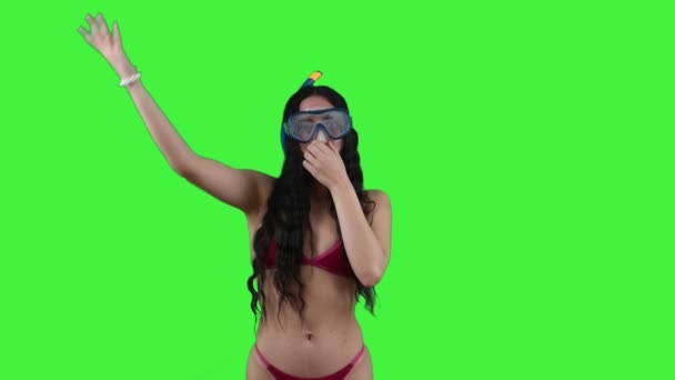 ビキニ シュノーケルマスク チューブを着た若いラテン系の少女は 海へのダイビングをシミュレートするために手で鼻を覆っている ビーチ楽しさと水中冒険を楽しむグリーンスクリーン クロマキー — ストック動画