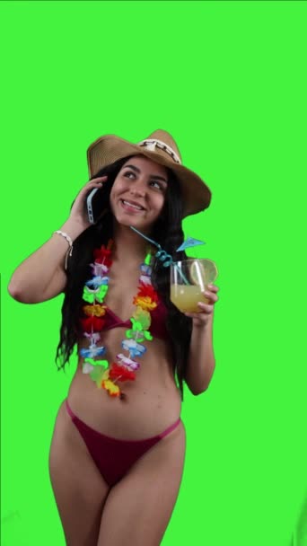 Latina Joven Vertical Vestida Bikini Conversando Smartphone Mientras Disfruta Refrescante — Vídeo de stock