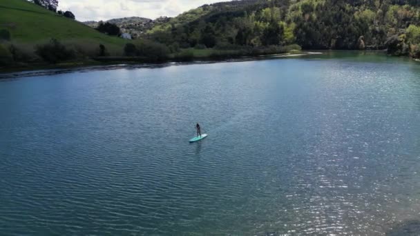 Drone Udara Panning Wanita Latin Bikini Dayung Surfing Sepanjang Sungai — Stok Video