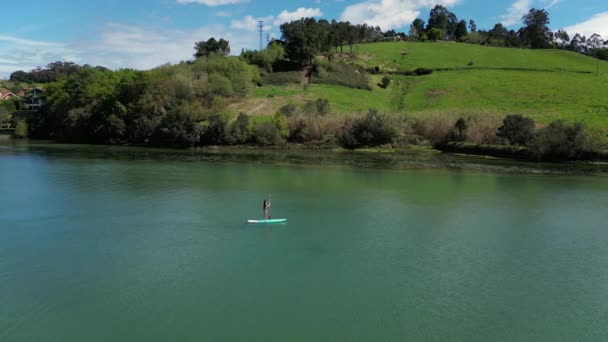 熱い夏の日に川でサーフィンを楽しむビキニでラテン女性を撃ったドローン空中 — ストック動画