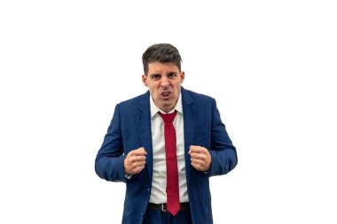 Bir iş adamının kızgın bir şekilde kameraya bakması, yumruklarını sıkması, öfkesini en üst seviyede göstermesi, öfkesini kontrol altına alması, öfkesini dışa vurması ve hayal kırıklığını beyaz arka planda bırakması.