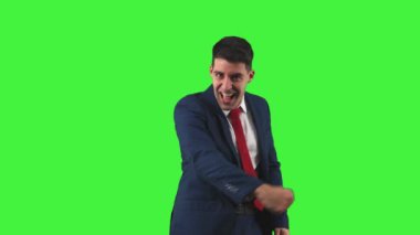 Gülümseyen bir işadamının zaferi yumruğunu başarısının ve başarının muzaffer ifadesiyle sıkarken Yeşil Ekran Krom Anahtarı
