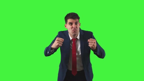 カメラで激怒するビジネスマンの激しい怒り ひざまずき 最大の怒りの表現を表示し 怒りを含んでいたグリーンスクリーンクロマキー — ストック動画