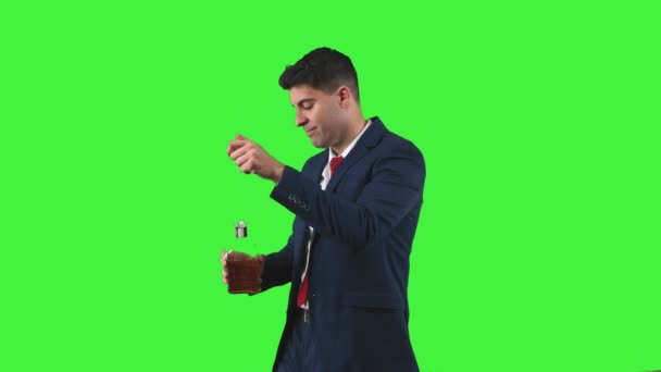 穿着西服 沉溺于一瓶酒中的商人 他在企业界表现出片刻的放松 散发出优雅的绿色屏风色钥匙的气息 — 图库视频影像