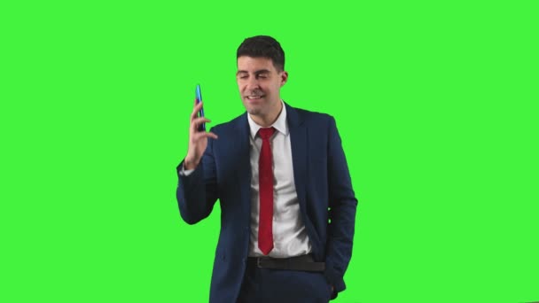 スーツを着たプロのビジネスマンは スマートフォンを使用して電話で従事し ビジネスの世界背景グリーンスクリーンクロマキーでコミュニケーションと接続を描画します — ストック動画