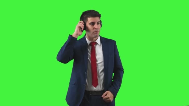 Hombre Negocios Traje Baila Alegremente Mientras Usa Auriculares Con Una — Vídeos de Stock