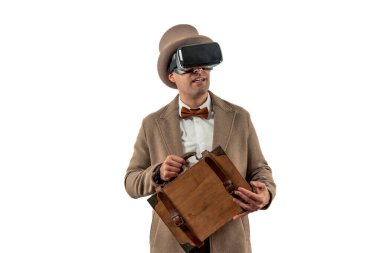Melon şapkalı ve trençkotlu bir adam kıyafetine nostalji katıyor. Sanal gerçekliği VR gözlükleriyle keşfederken geçmişten geleceğe karışan büyüsüne tanık olun.