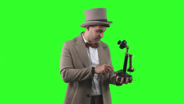 Vintage Gentleman Passer Appel Avec Téléphone Rotatif Antique Tenue Classique — Video