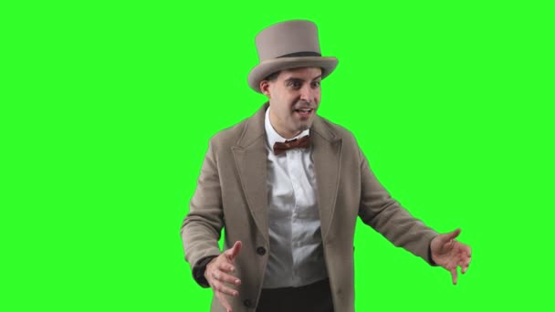 20世紀初頭のヴィンテージ紳士 ボウラーの帽子とトレンチコートに飾られ 喜んで空気クロマグリーンスクリーンに帽子を投げ込むことで勝利の瞬間を祝います — ストック動画
