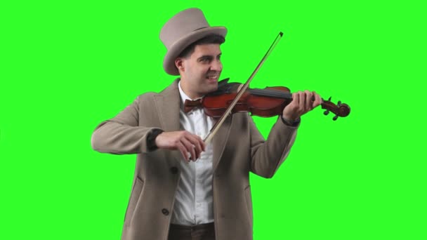20世紀初頭のヴィンテージ紳士は ボウラーの帽子とトレンチコートを寄付し 丁寧な弓でカメラに向かって優雅に塩漬けし 手のクロマグリーンスクリーンで帽子を保持する — ストック動画