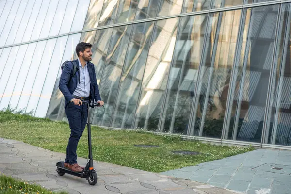 Sırt çantası taşıyan kopyacı uzay işadamı, çevre dostu bir ulaşım yöntemi seçiyor. Elektrikli scooterını sürerken, sürdürülebilirliği ve çevresel bilinci temsil ediyor.