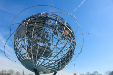 03 / 15 / 2022, New York, ikonik Unisphere heykeli Flushing Meadows-Corona Park, Queens, New York 'ta. Bu anıtsal sanat eseri küresel birlik ve kültürel çeşitliliği sembolize etmektedir.