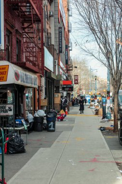 03 / 15 / 2022, New York, Williamsburg mahallesindeki hareketli bir caddenin panoramik manzarası. Canlı şehir hayatı, yerel işletmeler ve Brooklyn 'in en moda alanlarından birinin eşsiz mimarisi.