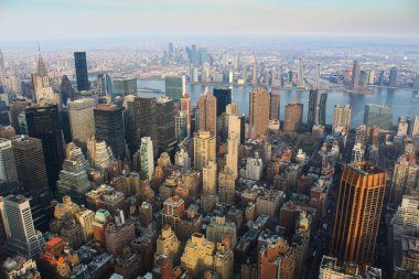 03 / 15 / 2022, New York, Manhattan 'ın hareketli caddelerinin havadan görünüşü, karmaşık şebeke düzeni ve New York şehrinin dinamik kentsel yaşamını gözler önüne seriyor