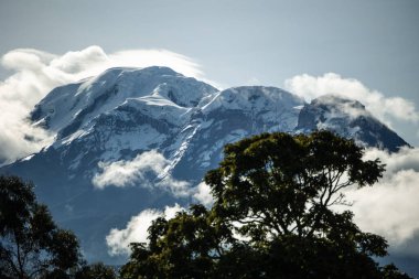 Chimborazo Zirvesi 'nin görkemli manzarası, Ekvador' daki And Dağları sırasının 6,263 metre yüksekliğinde. Bu nefes kesici görüntü Ekvador 'daki en yüksek volkanın karlı zirvesini yakalar.