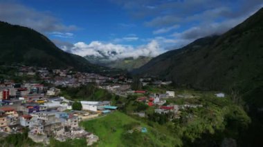 Tungurahua eyaleti, Ekvador 'daki Baos de Agua Santa köyünün insansız hava aracı görüntüsü