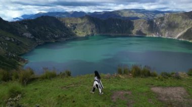 Pançolu genç Latin, Quilotoa volkan gölü yamacını keşfediyor (3,914 metre)