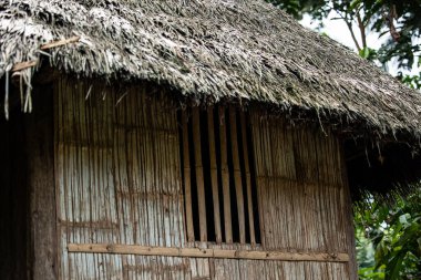 Yerel bir kulübenin ahşap penceresinin detaylı görüntüsü, Amazon yağmur ormanlarındaki yerel ağaçlardan yapılmış. Yerlilerin tipik taşra çekiciliğini ve zanaatkarlığını yakalar.