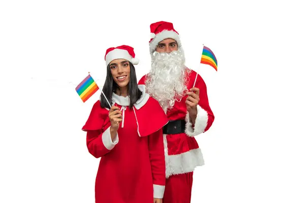 Noel Baba kıyafeti giymiş neşeli çift, festival sezonu boyunca renkli gökkuşağı bayrakları taşıyarak, LGBTQ + topluluğunun beyaz arka planına desteklerini gösterdiler.