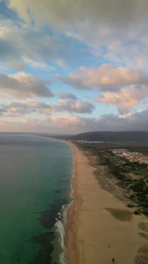 İspanya 'nın Cadiz kentindeki Zahara de los Atunes plajının ve tarihi Trafalgar Burnu' nun bulunduğu Atlanterra tatil beldesinin dikey nefes kesici manzarası.