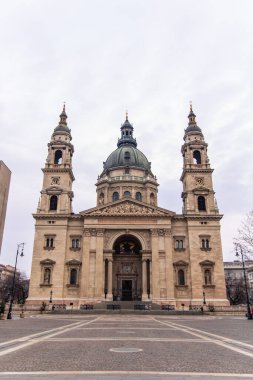 02-17-2025, Budapeşte. Budapeşte 'deki Aziz Stephen Bazilikası bulutlu bir gökyüzü altında çarpıcı mimari ve tarihsel önemi sergiliyor.