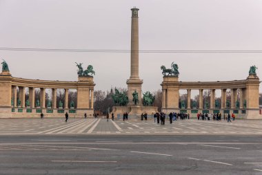 02-17-2025, Budapeşte. Macaristan 'ın Budapeşte kentindeki UNESCO Dünya Mirası Alanı Kahramanlar Meydanı' na hayran turistler, Macar liderlerin heykelleri ve Milenyum Anıtı 'nın yer aldığı
