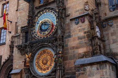 Prag Astronomik Saati, Eski Şehir Salonuna monte edilmiş, zaman, tarih, astronomik bilgiler ve süslü detaylar ve heykeller gösterir