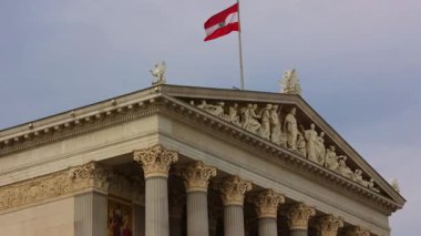 02-22-2025, Viyana, Majestic Avusturya bayrağı Viyana Parlamentosu 'nun neoklasik cephesine karşı, Avusturya' nın yasama simgesinin ulusal gurur ve mimari ihtişamını temsil ediyor.