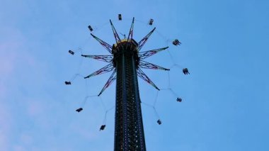 02-22-2025, Viyana, Praterturm salıncak yüksekten dönüyor, Viyana 'nın Prater eğlence parkının enerji dolu ve heyecan verici eğlence deneyimini gözler önüne seriyor.
