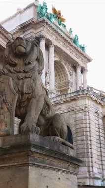 Viyana 'nın Viyana kentindeki Hofburg Sarayı' nın bir kanadı olan Neue Burg 'ün sanatsal dekorasyonunun bir parçası olan dikey taş aslan heykeli Viyana' da tarih ve kültürün sessiz bir koruyucusu olarak duruyor.