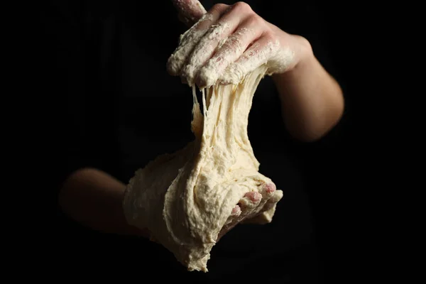 Tworzenie Płynnego Ciasta Masaż Rękami Zbliżenie Kwaśne Ciasto — Zdjęcie stockowe