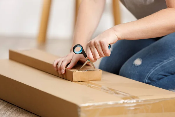 Kadın Eli Makaslı Bir Karton Kutuyu Açıyor Paketi Evde — Stok fotoğraf