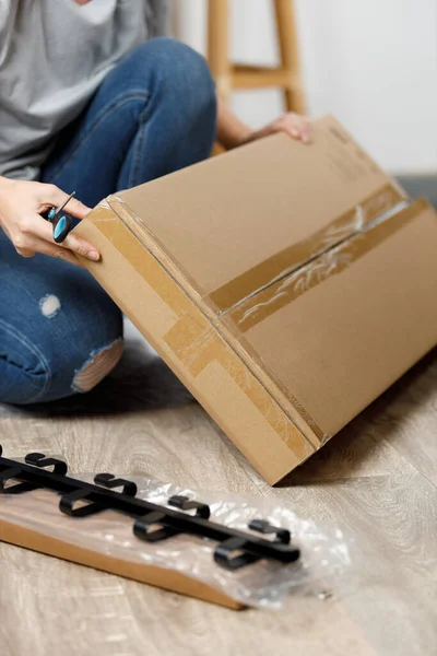 Yeni Bir Daireye Taşınmak Karton Paketlerden Mobilyaları Açmak — Stok fotoğraf
