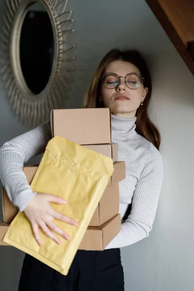 Yorgun Çok Çalışan Bir Kadın Işten Sonra Paket Yazışmalarla Ofisten — Stok fotoğraf