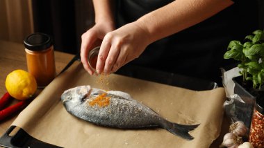 Dorado pişirmek için baharatlar. Öğlen yemeğinde taze deniz yaban balığı.